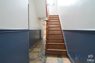 Composition :Sous-sol : Cave avec chaudière : 14 m², espace buanderie : 6 m²Rez-de-Chaussée : Hall d'entrée : 8,90 m², WC : 1m², salon : 15,17 m²,...