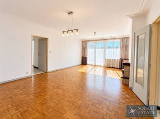 <p><span>Square Estate presenteert u dit ruime appartement met 3 slaapkamers, gelegen in Ganshoren, in een rustige en aangename buurt, vlak bij alle voorzieningen: scholen, winkels, supermarkten en openbaar vervoer.</span></p><p><span>Het appartement bevindt zich op de 3e verdieping en bestaat uit een inkomhal met ingebouwde kasten, een lichtrijke woonkamer, een uitgeruste keuken, drie slaapkamers, een badkamer en een apart toilet.</span></p><p><span>Daarnaast beschikt het appartement over een groot terras, ideaal om van mooie dagen te genieten, en een kelder die extra bergruimte biedt.</span></p><p><span>Een garage kan bovendien afzonderlijk worden aangekocht voor een meerprijs van 25.000€.</span></p><p><span>Dit appartement vormt een mooie opportuniteit voor een gezin dat op zoek is naar een ruime en goed gelegen woning in Ganshoren.</span></p><p><span>Voor bijkomende informatie of om een bezoek te plannen, nodigen wij u uit om contact met ons op te nemen via 02/460.42.01 of per e-mail via <span>ca@square-estate.be</span></span></p>
