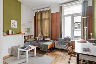 <p>Momenteel verhuurd aan € 3.600/maand wat zorgt voor € 43.200 op jaarbasis. Dit resulteert in een <strong>mooi rendement van 6,40 %.</strong></p>
<p>Middenin het kloppende hart van Antwerpen ontdek je deze interessante opbrengsteigendom (niet vergund), met een nóg interessanter rendement. Omringd door campussen, winkels én tal van trendy hotspots biedt deze bruisende buurt alles wat studenten zich maar kunnen wensen!</p>
<p>Het pand werd opgedeeld in 8 privatieve kamers (tussen 11 & 18 m²) en beschikt over een gemeenschappelijke eetkamer die rechtstreeks aansluit op de praktisch ingerichte keuken. Op de eerste verdieping bevindt zich een badkamer met 2 inloopdouches. Het toilet is apart.</p>
<p>Bovendien is er nog een gezellige stadskoer aanwezig waar de studenten in alle privacy kunnen genieten van de buitenlucht. Als aanvullende troef werd er een fietsenstalling voorzien – wat bijdraagt aan het wooncomfort!</p>
<p><strong>Technische gegevens: Groen label voorhanden! Brandveiligheidsnormen zijn nageleefd. </strong>Garage van 15 m² aanwezig. Centrale verwarming op gas (individueel) via een condenserende ketel, HR-beglazing in PVC.</p>
<p><strong>Stedenbouwkundige inlichtingen in aanvraag. Bodemattest aanwezig. Niet-asbestveilig. Bevindt zich niet in een risicozone voor overstromingen (P- en G-score C). Renovatieverplichting niet van toepassing.</strong></p>