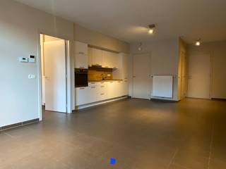 Recent appartement in het centrum van Roeselare met 1 slaapkamer, kelderberging en autostaanplaats.<br /><br /><u><strong>Indeling:</strong></u><br />Inkomhal met gastentoilet.<br />Open keuken met aansluitend bergruimte.<br />Eetplaats en zithoek.<br />Ruime slaapkamer met aansluitend de badkamer met inloopdouche, lavabomeubel en toilet.<br /><br />Kelderberging.<br />Ondergrondse autostaanplaats.<br />Gemeenschappelijke fietsenberging.<br /><br />Balkon.<br /><br /><strong>Details:</strong><br />- onmiddellijk beschikbaar<br />- gemeenschappelijke lasten: 65 € per maand (totale huurprijs: 750 €)<br />- huurwaarborg via Korfine: 2.055 €<br />- cv aardgas<br /><br /><u><strong>Contact:</strong></u><br />Voor meer informatie of een bezoek, contacteer Stijn op 0491 61 42 19 of info@stijndebusschere.be.<br />