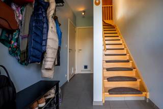 Deze instapklare bel-etagewoning combineert ruimte, comfort en een praktische indeling. Op het gelijkvloers vinden we een inpandige garage,...
