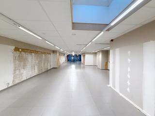 Cet établissement commercial polyvalent est situé dans la rue commerçante animée de Furnes. Avec une superficie généreuse (268 m²), c'est l'endroit idéal pour une boutique ou un magasin spécialisé. En plus de l'espace commercial actuel (160 m²), il y a un spacieux débarras (90 m²) et une cave.Pas de soucis de stationnement ni de traînées de marchandises dans le magasin : ce bâtiment dispose d'un garage et d'une entrée arrière par une rue calme. Il y a également une grande cave.Vous combinez ici le meilleur des deux mondes : un emplacement idéal pour vos clients et un confort de travail optimal pour vous-même.> détails :- vitrine : 8 m- chauffage central au gaz- sol carrelé- porte d'entrée automatique- unité de climatisation- plafond carrelé- Transports en commun à la charge du locataireContactez-nous dès aujourd'hui pour une visite et découvrez le potentiel de cette propriété ! Appelez le 0477 23 05 06.