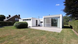 Bent u op zoek naar een comfortabele woning met alle leefruimtes op het gelijkvloers én een zonnige tuin? Dan is deze prachtige villa in...