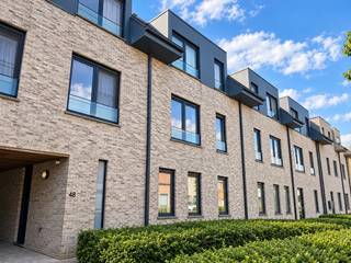 omvattende een inkomhal met ingemaakte kasten, klare living, modern ingerichte open keuken, geïnstalleerde badkamer, apart toilet, 2 slaapkamers, berging, terras en gemeenschappelijke fietsenberging<br /><br />HP = 650 €/maand<br />HL = 50 €/maand