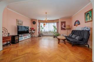 <p><span>In de Generaal Eisenhowerlei te Borgerhout, in een prachtig</span><span> art deco gebouw</span><span>, vinden we dit ruime</span><span> 3 slaapkamer appartement van ca 138 m²</span><span> (cfr EPC).</span></p><p><span> </span></p><p><span>Vlakbij het </span><span>Krugerplein </span><span>en </span><span>het Laar, </span><span>en op wandelafstand van de </span><span>Kerkstraat </span><span>waar tal van leuke bars en restaurants zijn.</span></p><p><span> </span></p><p><span>De originele visgraatparket, de enorm ruime leefruimte met hoge plafonds, en de karaktervolle inkomhal maken van dit appartement een unieke kans.</span></p><p><span> </span></p><p><span>Dankzij de uitstekende ligging bevinden het centraal station van Antwerpen en belangrijke invalswegen zich vlakbij, net als winkels, openbaar vervoer en andere voorzieningen.</span></p><p><span> </span></p><p><span>Indeling</span></p><p><span> </span></p><p><span>Het appartement bevindt zich op de eerste verdieping.</span></p><p><span>We komen binnen in de privatieve inkomhal en betreden vooraan de ruime woonkamer op massieve visgraatparkevloer. Enorm veel licht en hoge plafonds maken dat je een enorm ruimtelijk gevoeld krijgt.</span></p><p><span>De gesloten keuken bevindt zich achter de leefruimte, en is standaard ingericht.</span></p><p><span>In totaal zijn er 3 ruime slaapkamers.</span></p><p><span>De badkamer is eveneens standaard ingericht.</span></p><p><span> </span></p><p><span>Dit is een </span><span>uniek appartement van ca 138 m²</span><span> met </span><span>3 slaapkamers</span><span>, waar je mits een opfrissing een pareltje van kan maken.</span></p><p><span> </span></p><p><span>Troeven</span></p><p><span> </span></p><p><span>- originele parketvloer</span></p><p><span>- topligging</span></p><p><span>- art deco stijl</span></p><p><span>- 3 ruime slaapkamers</span></p><p><span> </span></p><p><span>Ben jij geïnteresseerd in dit appartement te koop in Borgerhout, ben je op zoek naar ander vastgoed, een investering of wens je de waarde van jouw eigendom te kennen? Dan ben je bij BOLT Immo aan het juiste adres! Wij helpen jou graag verder.</span></p><p><span> </span></p><p><span> </span></p><p><span> </span></p>