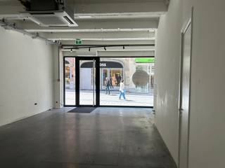 Instapklare handelsruimte/commercieel gelijkvloers van 58 m² met bijhorende bergruimte van 66 m² pal in het centrum van de stad!EPC B - Bouwjaar...