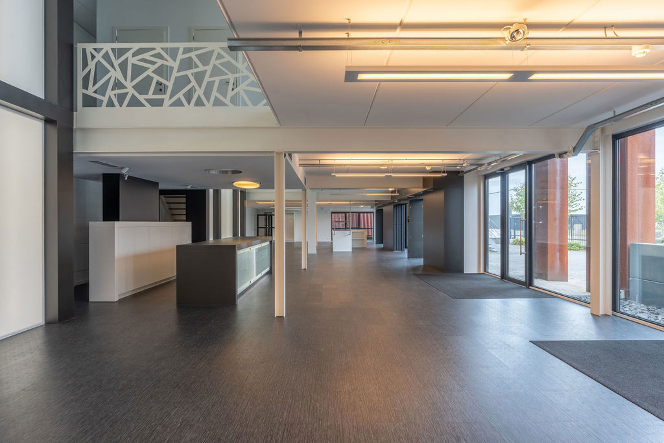 Moderne, lichte showroom op strategische locatie - foto 5