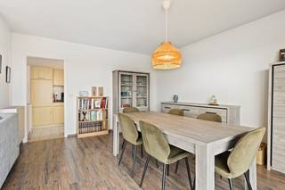 Bij binnenkomst in de inkomhal merkt u direct de praktische indeling op: inkomhal met ingemaakte kasten, 2 slaapkamers, een extra ruime en praktische berging, apart toilet, badkamer en leefruimte. De royale leefruimte biedt direct toegang tot de naastgelegen keuken. Wat dit appartement echt uniek maakt, is het adembenemend panoramisch uitzicht over het Runcvoortpark, de Rode Loop en de skyline van de stad. Er zijn 2 terrassen: eentje dat over de volledige breedte van het appartement loopt en een tweede terrasje aan de keuken.Of u nu op zoek bent naar een nieuwe thuis of een slimme investering, dit appartement te koop in Merksem biedt alle mogelijkheden. Het wordt momenteel bewoond door een stabiele, correct betalende huurder, wat een direct rendement garandeert.Bijzonderheden:- Elektriciteit conform- Energiezuinig appartement: EPC label C- Ketel vernieuwd 2024- Zonnepanelen voor de gemeenschappelijke delen- Gemeenschappelijke fietsen- en vuilbakkenberging- Verhuurd aan een stabiele huurder voor €808 + €140 / maand- Mogelijkheid tot aankopen van 2 autostaanplaatsen aan €17.000 en €15.000Bent u geïnteresseerd om dit vastgoed te kopen in Merksem? Aarzel dan niet om ons te contacteren. Het Dewaele vastgoedkantoor van Merksem te Lambrechtshoekenlaan 183 staat graag tot uw dienst. Had u graag een gratis schatting van uw eigendom via ons immokantoor? Mail naar maxime.weyler@dewaele.com.