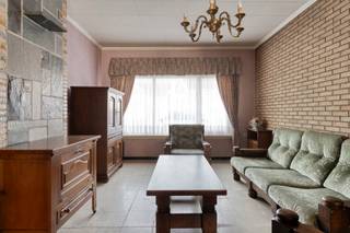 Spacieuse maison avec 3 chambres et jardin à LedeVous cherchez une maison spacieuse à Lede avec un potentiel de rénovation ? Ne cherchez plus !Avec 3 chambres, un beau jardin et une surface habitable de 249 m², cette maison offre tout le confort que vous recherchez.<br /><br />Disposition de la maison :<br />Rez-de-chaussée :<br />- Hall d'entrée<br />- Espace de vie avec salon et salle à manger<br />- Cuisine<br />- Salle de bain avec baignoire<br />- Débarras<br /><br />Premier étage :<br />- Hall de nuit<br />- 3 chambres<br />- Espace de rangement<br /><br />Deuxième étage :<br />- Grenier aménageable avec possibilités d'agrandissement<br /><br />Atouts :<br />- Surface habitable de 249 m²<br />- Terrain de 359 m²<br />- Garage et 2 places de parking<br />- Emplacement central à proximité des axes routiers<br />- Construction solide avec beaucoup de potentiel<br /><br />Consultez tous les détails et réservez votre visite via ce lien :