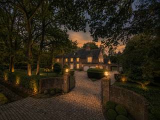 <p>Deze karaktervolle klassieke villa werd in 1981 gebouwd door architect Laporta in opdracht van de huidige eigenaars. De woning biedt royale leefruimtes, 5 tot 6 slaapkamers, 3 badkamers en is gelegen op een prachtig perceel van 5.233m². De combinatie van duurzame materialen, ruime vertrekken en een uitzonderlijke groene ligging maakt dit een bijzonder eigendom. De villa grenst aan de Halse Bossen en het Drijhoekbos, samen goed voor een natuurgebied van ca. 200 ha.</p>
<p><strong>GELIJKVLOERS<br /></strong>Via de statige inkomhal op travertin met grote trappartij, gastentoilet en handenwasser betreden we de woning. Aan de rechterzijde bevindt zich het bureel en centraal de keuken. De woonkamer bestaat uit verschillende sfeervolle delen met een leeshoek, TV-hoek aan de open haard in Franse zandsteen en een eethoek met toegang tot het terras en de orangerie. De orangerie op travertin beschikt over vloerverwarming en automatische sunscreens. De ruime keuken met ontbijthoek is voorzien van een granieten werkblad, vaatwasser, heteluchtoven en dubbele spoelbak en sluit aan op de koeleberging en wasplaats. De dubbele garage beschikt over een automatische poort, ingemaakte kastenwand en uitgietbak. Via een overdekte doorgang is er toegang tot de 3de garage.</p>
<p><strong>1STE VERDIEPING<br /></strong>De statige trappartij brengt ons naar de overloop op Brabo parket met linnenkasten, nachttoilet en handenwasser. De mastersuite omvat een dressing, vernieuwde badkamer met dubbele lavabo, spiegelkasten, inloop-regen-douche en toilet, aangevuld met 2 slaapkamers of extra dressingruimte. De 3de en 4de slaapkamer beschikken over een gemeenschappelijke badkamer met lavabo, bad/douchecombinatie en toilet. De polyvalente ruimte is momenteel ingericht als woonkamer met kasteelhaard, bar, balkon en bergkamer.</p>
<p><strong>2DE VERDIEPING<br /></strong>De vaste trap leidt naar een overloop, een 6de slaapkamer met eigen douchekamer én een zeer ruime zolder van 110m² met tal van mogelijkheden.</p>
<p><strong>KELDER<br /></strong>De kelderverdieping bestaat uit 2 delen en biedt een bergruimte, een technische ruimte en toegang tot de kruipkelder.</p>
<p><strong>TUIN<br /></strong>De prachtig aangelegde zuidwest tuin biedt 100% privacy en beschikt over een ruim terras, een vijverpartij, tennisterrein en 3 tuinhuizen.</p>
<p><strong>BIJZONDERHEDEN<br /></strong>Rolluiken, tuinverlichting, schrikverlichting, tuinalarm, tennisveld, automatische toegangspoort, cv op aardgas, vloerverwarming, thermostatische kranen, dubbele beglazing, schrijnwerk in hout, vaste vliegenhorren, alarm met sensoren, raamcontacten en deurcontacten, alsook camerabewaking.</p>
<p><strong>POSITIEVE PUNTEN<br /></strong>Royale ruimtes<br />Tijdloze bouwstijl<br />Zuidwest oriëntatie<br />Duurzame materialen<br />Prachtig aangelegde tuin<br />Ca. 60,90 meter straatbreedte<br />Op wandelafstand van natuurgebied<br />Nabij winkels, scholen en openbaar vervoer</p>