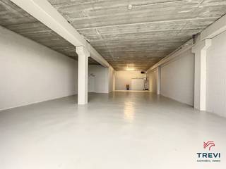 Idéalement située le long de la chaussée de Bruxelles, belle surface polyvalente dans un ensemble immobilier neuf. Parfaitement adaptée pour...
