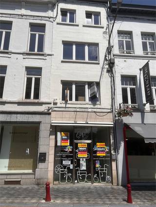 Maison commercial à vendre à Wavre. Superficie : +-40 m².+étages. De gelijkvloerse oppervlakte bedraagt ca. 40 m² + verdiepingen.VerkoopprijHet...