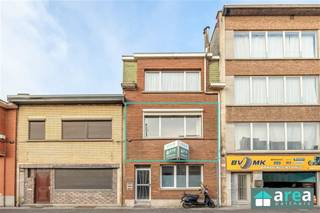 <p><span>Dit instapklaar appartement met twee slaapkamers bevindt zich op de 1ste verdieping van een kleinschalig gebouw zonder lift. Het eigendom is zeer centraal gelegen in de onmiddellijke omgeving van het openbaar vervoer, belangrijke verbindingswegen, scholen en verschillende supermarkten.</span></p><p><span> </span></p><p><span> </span></p><p><span>Grootste troeven:</span></p><p><span> </span></p><p><span>- Elektriciteit conform</span></p><p><span>- Zeer goede locatie</span></p><p><span>- Lichtrijk</span></p><p><span>- Geen algemene kosten!</span></p><p><span> </span></p><p><span>Indeling:</span></p><p><span> </span></p><p><span>We starten in de leefruimte met open keuken. Achterliggend treffen we de badkamer met de douche en WC, hiernaast bevinden zich de 2 slaapkamers van (8m² en 13m²)</span></p><p><span>Tot slot zijn er nog 2 bijhorende kelderbergingen (5m² en 3m²).</span></p><p><span> </span></p><p><span>Ideaal voor starters of als investering!</span></p><p><span> </span></p><p><span>Voor meer informatie kan u terecht bij Area Partners, info@area.be of 03/284.60.60</span></p>