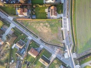 Op de hoek van Waterpolder en de Langeweg in Middelburg biedt Dumobil dit ruim perceel (lot 3) aan voor de realisatie van een nieuwe duurzame villa. De bouwgrond heeft een totale oppervlakte van 955 m² en geniet van een zuidwest gerichte tuin. Wordt deze prachtige locatie jouw nieuwe thuis? Hier combineer je een warme thuis met een groen akkerlandschap.<br /><br />Het landelijke Middelburg – deelgemeente van Maldegem – ligt in het noordelijk deel van het Meetjesland. Dicht bij de Nederlandse grens staat deze regio bekend om zijn diverse waterlopen en kreken in een landelijk gebied. Gelegen in de buurt van de Belgische Kust, Brugge, Sluis en Cadzand vind je hier de ideale combinatie van rust en het gezellige stadsleven. Je ontwerpt samen met een architect die door ons wordt voorgesteld of jouw eigen architect je droomwoning op maat en wij nemen de uitvoering volledig uit handen. We leveren je een instapklare en duurzame thuis af. In alle gemoedsrust.<br /><br />De realisaties hier voorgesteld zijn enkel ter illustratie. Bekijk al onze referenties in verschillende bouwstijlen op onze website. Contacteer ons vrijblijvend voor meer info i.v.m. deze bouwgrond en onze persoonlijke aanpak: <strong>051/40.10.12 | info@dumobil.be | www.dumobil.be/nl/villabouw/bouwgronden/middelburg-villabouw</strong>