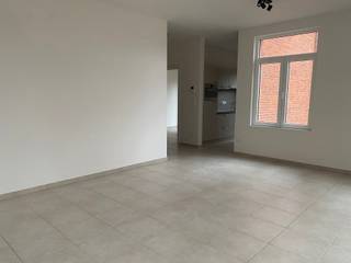Dit instapklare nieuwbouwappartement bevindt zich op de gelijkvloerse verdieping van het nieuwbouwproject de Zevenster te Retie. Vanuit het appartement heeft u een prachtig zicht over het marktplein en de kerk van Retie. Alle voorzieningen bevinden zich op wandelafstand.<br /><br />Het appartement omvat een zeer aangename woonruimte met veel ramen, aansluitend een compleet uitgeruste keuken, een berging, een badkamer (met inloopdouche en toilet), 1 slaapkamer met toegang tot het terras en nog een extra kamer die dienst kan doen als dressing bijvoorbeeld. <br />Er is een lift in het gebouw die rechtstreeks toegang biedt naar de parkeergarage. Daar bevindt zich een autostaanplaats en berging, dewelke zijn inbegrepen in bovenvermelde huurprijs.<br />Bijzonder is dat het appartement is uitgerust met een warmtepomp met vloerverwarming en het beschikt over een individueel pakket aan zonnepanelen. Bijgevolg is het uiterst energie zuinig.<br /><br />Het appartement is voorzien van verlichting en (gedeeltelijk) van raamdecoratie. Beschikbaar vanaf 1/9.<br />Het appartement leent zich niet voor het houden van huisdieren.