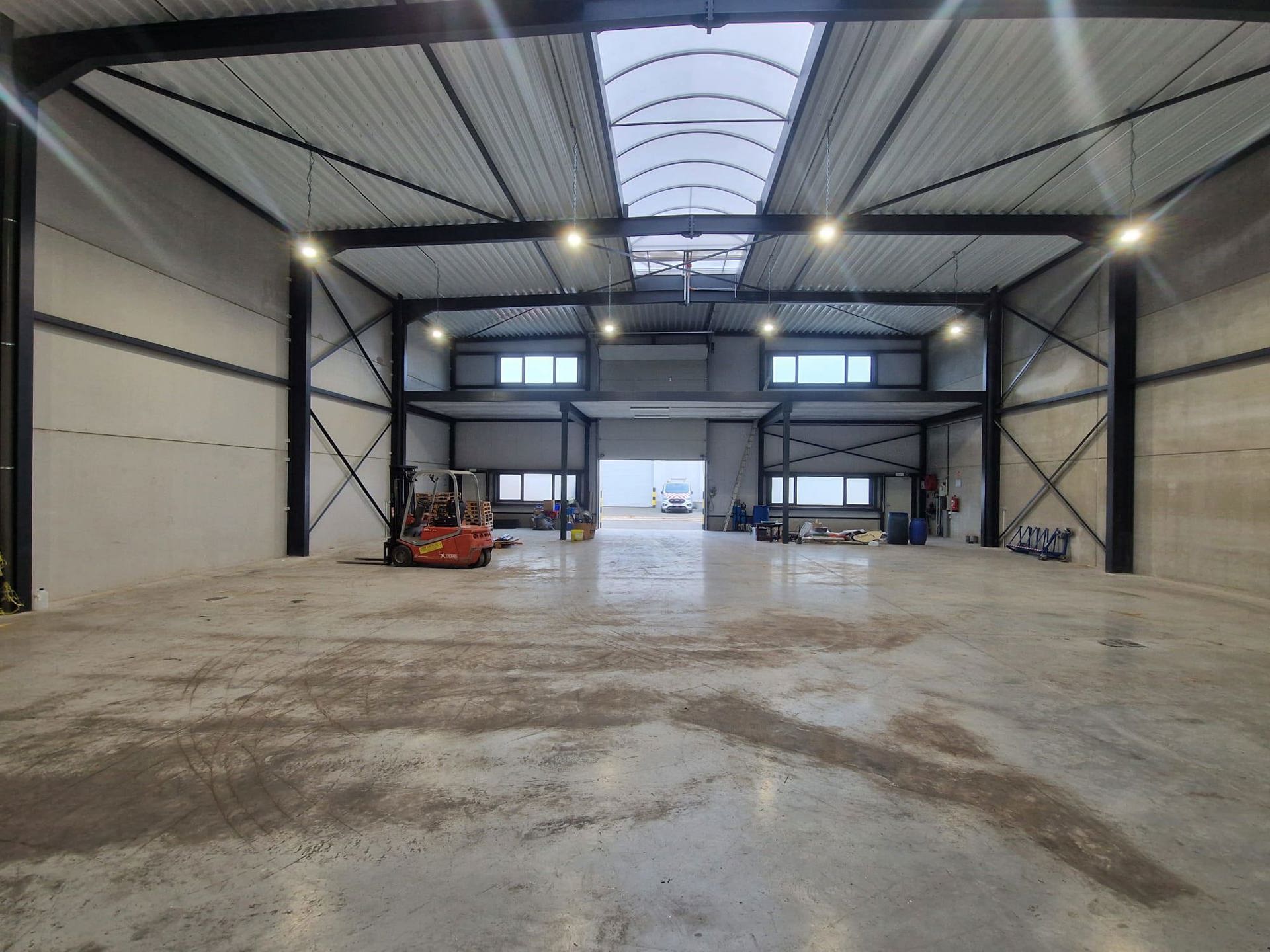 Magazijn 450m² vlakbij  de oprit van de E313 - foto 3