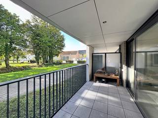 Dit recent gelijkvloers appartement in residentie De Zilvertorens is zeer rustig gelegen in de dorpskern van Bassevelde op wandelafstand van winkels, school, horeca, ... en heeft uitzicht op de pastorietuin<br /><br />Het is tevens gelegen naast zorgcampus Sint-Bernardus waar gebruik kan gemaakt worden van de maaltijdservice en ontspanning<br /><br />Het appartement heeft tal van aanpassingen voor senioren zoals een grote brede lift en drempelluwe terrassen.<br /><br />Indeling :<br />- ruime living met terras vooraan<br />- open ingerichte keuken<br />- berging/wasplaats<br />- apart toilet<br />- badkamer met inloopdouche, badkamermeubel en toilet<br />- 2 volwaardige slaapkamers<br />- groot leefterras vooraan, tweede terras achteraan <br />- ondergrondse autostaanplaats<br />- aparte kelderberging<br />- gemeenschappelijke fietsenberging.<br /><br />Onmiddellijk vrij!<br /><br />CV op aardgas<br /><br /><br />Huurprijs is inclusief gemeenschappelijke kosten<br /><br />Voor bezoek:<br />vastgoed@aclea.be<br />