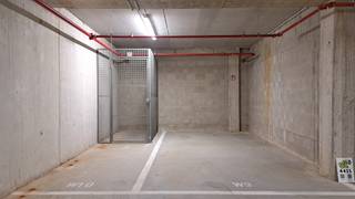 Ben je op zoek naar een brede autostaanplaats (3,67 of 4,11m breed) met berging? Dan is dit een uitgelezen kans! Deze autostaanplaats ligt op verdieping -2 in een recent en goed onderhouden gebouw. Het gebouw ligt in een rustige, autoluwe straat, wat het in- en uitrijden bijzonder gemakkelijk maakt. <br /><br />Verkoop onder BTW-stelsel.<br /><br />(woongebied, vergunning, geen verkavelingsvergunning, voorkooprecht, geen  rechterlijke herstelmaatregel of bestuurlijke maatregel opgelegd)