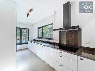 Uitstekend gelegen en volledig gerenoveerde woning met 3 slaapkamers en prachtige tuin! Gelijkvloers: ruime inkomhal (+/-17) met apart toilet...