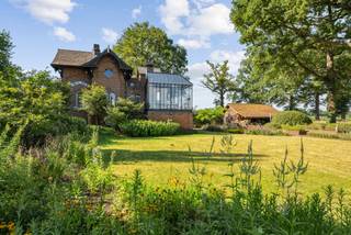 Deze uiterst charmante woning is rustig gelegen op 13a46ca te Nooderwijk, Herentals. Oorspronkelijk fungeerde " ’t Paviljoen "...
