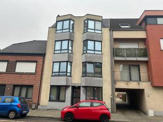 Deze gemeubelde gelijkvloerse studio bevindt zich in het centrum van Geel en bestaat uit een leefruimte met open keuken, 1 slaapkamer en...