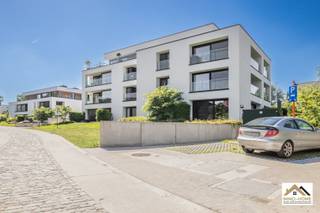Dit modern appartement met 1 slaapkamer bevindt zich op de eerste verdieping van een recente residentie in Kwatrecht, ideaal gelegen tussen Melle en Wetteren. Dankzij de vlotte verbinding naar de autosnelweg geniet u van een uitstekende bereikbaarheid, terwijl de groene omgeving zorgt voor een aangename woonkwaliteit. Het appartement werd afgewerkt in een hedendaagse stijl en beschikt over een lichtrijke leefruimte met grote raampartijen die zorgen voor een overvloed aan natuurlijk licht. De open keuken sluit naadloos aan op de leefruimte en biedt alle comfort voor dagelijks gebruik. Vanuit de leefruimte heeft u toegang tot een gezellig terras waar u in alle rust van de buitenlucht kunt genieten. Verder omvat het appartement een ruime slaapkamer met aansluitende moderne badkamer en een afzonderlijk gastentoilet. Bij het appartement horen een privatieve autostandplaats, twee fietsstandplaatsen en een afgesloten kelderberging, wat zorgt voor extra opbergruimte en praktisch comfort. Bovendien zijn er zonnepanelen aanwezig, wat bijdraagt aan een energiezuinig verbruik. Een bijzondere meerwaarde is het gemeenschappelijk gebruik van de authentieke hoeve en de tuin, waar bewoners kunnen genieten van extra buitenruimte in een karaktervolle setting. Dit appartement combineert modern wooncomfort, energiezuinigheid en een strategische ligging nabij belangrijke invalswegen, winkels en voorzieningen. Verplicht aan te kopen staanplaats €25 000. Inschrijven via mail naar tommy@immo-home.be, geen telefonische inschrijvingen! Volg ons op Fb en Insta. Voor meer info: www.immo-home.be. GRATIS SCHATTING &amp; GRATIS FINANCIEEL ADVIES