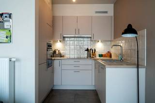 Dit stijlvol en instapklaar appartement ligt perfect gelegen op de verbindingsas tussen Waregem en Kortrijk. Het appartement is voorzien van ingemaakte kasten en is volledig opgeschilderd. <br /><br />INDELING:<br />inkomhal met ingemaakte kasten en apart toilet - leefruimte - ingerichte keuken - terras - slaapkamer met aansluitend badkamer met lavabo en douche - staanplaats<br /><br />ALGEMEEN: <br />- nieuwbouwappartement <br />- volledig geschilderd <br />- autostaanplaats<br />- voorzien van gordijnen <br />- lichtrijk <br /><br />De snelste manier om een bezoek te brengen aan deze woning? Vraag je bezoek aan via de rode knop op onze website (www.dewaele.com) en je wordt gecontacteerd door onze makelaar. Telefonisch kunnen er geen afspraken gemaakt worden. Bij andere vragen kun je ons telefonisch contacteren via 056 605 605.