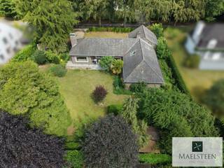 In the absolute tranquility of Bremlaan in Sint-Andries, one of the most sought-after residential locations around Bruges, we find this villa ready for renovation. The beautiful 1,710 m² plot is situated on the sunny side of this magnificent tree-lined avenue. With a living area of 360 m², the villa offers endless possibilities to create the home of your dreams.<br /><br />Layout:<br />A very spacious entrance hall with guest toilet and cloakroom. Bright and inviting living area comprising a lounge and dining room. Adjacent to this is the kitchen with dining area, offering direct access to the large mature garden. The ground-floor night hall leads to three generously sized bedrooms and a bathroom equipped with a double washbasin, bathtub, toilet, and bidet. There is also an integrated garage and a workshop/storage room.<br /><br />On the first floor, two additional bedrooms and a shower room have been fitted.<br /><br />EPC rating D: 387 kWh/(m²/year) – no entry in the measures register – residential park zone.<br /><br />For further information or to arrange your personal viewing appointment (7 days a week), please contact us at +32 478 93 72 00 or maxime@maelsteen.be