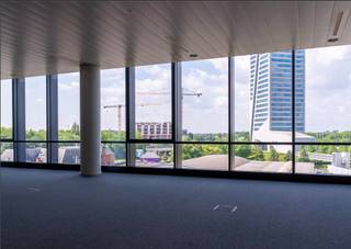 MG Square is een prestigieus nieuwbouwproject bestaande uit zowel retail als kantoorruimtes. De ligging is uitstekend en is vlot bereikbaar via de E40 en E17, alsook met het openbaar vervoer. Het laatste kantoor van 369m² wordt landscape afgewerkt opgeleverd. Casco oplevering ook bespreekbaar. Het project werd gebouwd met hoogkwalitatieve materialen en zeer gunstig op vlak van energieverbruik. Alsook zijn er veel gemeenschappelijke, efficiënte voorzieningen bijvoorbeeld: pakjesdiensten, elektrische laadpalen, fietsenstallingen, daktuin...  <br /><br /><strong>Technische gegevens:</strong><br />- glasgevel<br />- aluminium schrijnwerk<br />- landschapskantoor<br />- sanitair H/D per verdieping<br />- aansluiting voor keuken<br />- vasttapijt<br />- vloercontactdozen<br />- koelplafond<br />- mechanische ventilatie<br />- internetaansluiting<br />- brandalarm<br />- lift<br />- binnentuin<br />- mogelijkheid tot publiciteit op totem<br />- fietsenstalling<br />- parking zowel ondergronds als bovengronds<br />- EPC: X<br /><br /><strong>Bijkomende kosten:</strong> ca. 37 euro/m²/jaar (oa. gemeenschappelijke kosten en onroerende voorheffing)<br /><br /><strong>Mogelijkheid tot huur parkeerplaatsen: </strong>bovengrondse ppl à €1.450/ppl/jaar, ondergrondse ppl à €1.550/ppl/jaar (208 stuks)<br /><br /><br />Contacteer Henry Van Tornhout voor bijkomende inlichtingen, plannen of een vrijblijvend plaatsbezoek via <strong>0474 13 37 93 of via henry@kmovastgoed.be</strong>