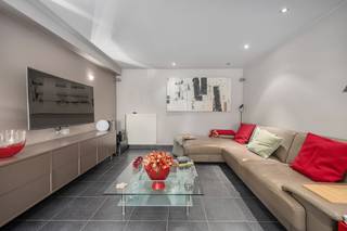 <p>Roeselare-Centrum – Luxueus appartement met commerciële mogelijkheid<br /><br />Op zoek naar een <strong>stijlvol appartement met commerciële troeven op toplocatie</strong>? Dit ruim gelijkvloers appartement van maar liefst 143 m² ligt in een jonge, verzorgde residentie in het hart van Roeselare, op <strong>wandelafstand van het winkelgebeuren en openbaar vervoer.</strong><br /><br />Bij het binnenkomen via de aangename inkomhal met gastentoilet komt u via een glazen deur in de lichtrijke<strong> leefruimte, die warmte en rust uitstraalt.</strong> De open, karaktervolle keuken is volledig en functioneel ingericht. Verder beschikt het appartement over een praktische was- en bergruimte, een ruime badkamer en<strong> 2 tot 3 slaapkamers</strong> met veel lichtinval. Achteraan geniet u van een zonnig terras met zonneluifel.<br /><br />Het pand is momenteel ingericht als een kapsalon met aparte praktijkruimte, maar biedt talloze mogelijkheden: enkel wonen, enkel kantoor/praktijk of een combinatie van beide. De commerciële ruimte kan eenvoudig aangepast worden naar een ander beroep, extra slaapkamer of bijkomend bureau.<br /><br /><strong>Troeven:</strong><br />Centrale en commerciële ligging<br />Multifunctioneel gebruik (wonen en/of werken)<br />Ruime bewoonbare oppervlakte (143 m²)<br />2 à 3 slaapkamers<br />Zonnig terras<br /><br />Interesse ? Bel ons op het nummer 051 /62 40 40 en maak nu uw afspraak.</p>