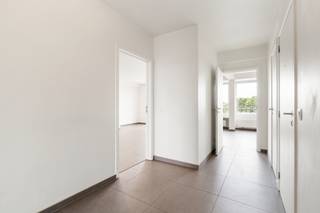 <p><strong>Ruim en instapklaar appartement met mooi uitzicht in hartje Eeklo</strong></p>
<p>Op zoek naar een ruim, modern en volledig instapklaar appartement in het centrum van Eeklo? Dan is dit appartement met een <strong>bewoonbare oppervlakte van maar liefst 126 m²</strong> zeker het ontdekken waard!</p>
<p>Het appartement werd <strong>vernieuwd</strong> en is dankzij de verzorgde afwerking en aangename indeling <strong>volledig instapklaar</strong>. De ruime leefruimte vormt samen met de <strong>open keuken</strong> een mooie, lichtrijke woonomgeving waar gezelligheid en comfort centraal staan. Vanuit de living geniet u bovendien van een <strong>mooi uitzicht</strong>.</p>
<p>Er zijn <strong>2 ruime slaapkamers</strong>, ideaal voor wie comfortabel wil wonen en nood heeft aan voldoende ruimte. Daarnaast beschikt het appartement over een <strong>klein terras aan de achterzijde van het gebouw</strong>, een aangename plek om even buiten te zitten.</p>
<p>Ook praktisch is aan alles gedacht: er is een <strong>fietsenstalling</strong> aanwezig en dankzij de ligging in het centrum bevinden winkels, horeca, scholen, openbaar vervoer en andere voorzieningen zich vlakbij.</p>
<p> </p>
<p>Een <strong>ruim, vernieuwd en instapklaar appartement</strong> met een mooie woonoppervlakte en een uitstekende ligging. Ideaal voor wie comfortabel wil wonen zonder grote werken, en dit alles <strong>in het centrum van Eeklo</strong>.</p>
<p><strong>Een bezoek is absoluut de moeite waard!</strong></p>