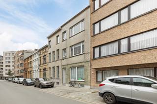 <span><span>Dit is een bijzonder object. Het betreft een groot huis, bestaande uit 3 zelfstandige appartementen, waarvan 2 kadastraal gekend. Het gelijkvloers appartement met 2 slaapkamers in de sous-sol, en toegang tot een groot terras wordt thans bewoond door de eigenaars. Op de 1° verdieping een appartement met 2 slaapkamers, en op de 2° verdieping een appartement met 1 slaapkamer. Elk woongedeelte is uitgerust met een keuken, badkamer en wc. Verder is het gebouw voorzien van een wasruimte en keldergang. Geen syndicus kosten en geen lift.<br /><br />Via de hal heb je toegang tot het gelijkvloerse woongedeelte en de 2 woonkamers, een eetgedeelte met open keuken plus toegang tot het groot terras. Een binnentrap leidt naar de 2 slaapkamers, wasruimte en keldergang.<br />Via de hal met trapopgang naar de 1° en 2° verdieping bereik je de 2 appartementen, met aan de straatzijde de living en afzonderlijke keuken, en achteraan het slaapgedeelte.<br /><br />Bijzonderheden:</span></span>
<ul>
<li><span><span><strong>Ideaal als opbrengsteigendom</strong>;</span></span></li>
<li><span><span>Zeer interessant voor wie zoekt naar veel woonruimte;</span></span></li>
<li><span><span>Geen lift & geen syndic;</span></span></li>
<li><span><span><strong>Asbestveilig</strong>;</span></span></li>
<li><span><span>Voorzien van isolerende beglazing;</span></span></li>
<li><span><span>Glv gunstig Energielabel C, 1° verd. D en 2° verd. F.;</span></span></li>
<li><span><span><strong>Elektriciteit & Aardgas installatie gekeurd & conform</strong>;</span></span></li>
<li><span><span>Alle voorzieningen gelegen op loopafstand;</span></span></li>
<li><span><span>Bus, tram, trein met hoge vervoerfrequentie vlakbij;</span></span></li>
<li><span><span>Simulatie Huuropbrengst : € 2.400 p/m (900 + 750 + 750);</span></span></li>
<li><span><span>Uitstekende bereikbaarheid per auto;</span></span></li>
<li><span><span>In de nabijheid van restaurants, supermarkten en centrum;</span></span></li>
<li><span><span>Strand & Noordzee op 400 meter.</span></span></li>
</ul>
<br /><span><span>Hebben we uw interesse gewekt? Wenst u meer info of een bezoek ter plaatse? Neem contact met ons kantoor op het nummer 051 50 11 51 of per mail via diksmuide@diksimmo.be.</span></span>