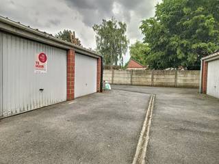 Afgesloten garagebox op een centrale ligging te Izegem.Specifieke kenmerken:- Afmetingen: 3m x 5,15m- Kantelpoort