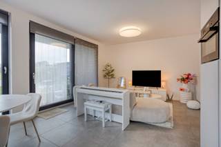 KIJKMOMENT ZA 13/12 van 09:30 tot 11:00 ! <br /><br />Dit instapklaar gelijkvloers appartement is uitstekend gelegen aan het Punt in Geel, op wandelafstand van openbaar vervoer, winkels en scholen. Dankzij de vlotte verbinding met de E313 en E314 bereik je moeiteloos de omliggende gemeenten en steden.<br /><br />Bij binnenkomst via de inkomhal kom je terecht in de lichtrijke leefruimte met open indeling. De moderne keuken is volledig uitgerust met een vaatwasser, combi-oven, koelkast, inductiekookplaat, afzuigkap en voldoende opbergruimte. De aangename zithoek en eetruimte vormen samen een gezellige leefomgeving.<br /><br />Via de nachthal heb je toegang tot twee slaapkamers, een stijlvolle badkamer, een apart toilet en een praktische berging met aansluiting voor een wasmachine. De slaapkamers zijn voorzien van rolluiken, wat zorgt voor extra comfort en privacy. De badkamer is uitgerust met een inloopdouche, wastafel met spiegelkast en handige opbergruimte.<br /><br />De volledig omheinde tuin van ca. 75 m² is een echt pluspunt: gezellig ingericht en voorzien van een prachtig overdekt terras waar je het hele jaar door kan genieten. Achteraan het perceel bevinden zich bovendien een private autostaanplaats en gemeenschappelijke tuinberging en fietsenberging, de autostaanplaats is verplicht aan te kopen aan € 16.000,00<br /><br />Dit appartement is ideaal voor starters, koppels of investeerders die op zoek zijn naar een kwalitatieve en zorgeloze investering op een centrale ligging in Geel.