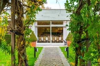 Deze unieke eigendom is gelegen in de Kleppestraat in Dadizele, op een perceel van ca. 2347 m² en bestaat uit een volledig uitgeruste feestzaal...