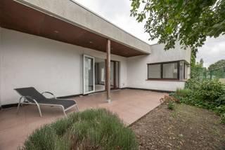 Deze bungalow gelegen in het groen met vrij zicht wordt verkocht! Deze woning is vergund om er permanent gedomicilieerd te wonen!<br /><br />De woning ligt op een perceel van 4a44ca, zeer mooi in het groen en beschikt over een prachtig vrij zicht achter. Het is een woning gebouwd in 1964 en gebouwd als bungalow met alle woonruimte dus gelijkvloers. Echter is de hele woning gerenoveerd rond 2013.<br /><br />Bij het aankomen aan de woning, merken we direct de prachtige natuur. De woning heeft een zeer ruime leefruimte met aansluitend keuken. De keuken is voorzien van een vaatwasser, koelkast, combi-oven, inductievuur en dampkap. Er zijn in totaal 2 slaapkamers, één voorzien van een stenen vloer en één voorzien van laminaat. Er is een mooie badkamer met lavabo, toilet en inloopdouche.<br /><br />Verder vinden we voldoende plaats om auto's te parkeren en een tuinhuis om gereedschap op te bergen. En dan last but not least is er een mooi overdekt terras en stuk tuin achter om te genieten van een prachtig weids zicht.<br /><br />Ben jij benieuwd hoe het voelt om hier te wonen? Contacteer ons op 011 64 55 00 of mail naar info@vastgoedfransen.be.