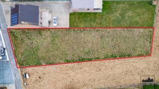 Deze bouwgrond vormt een ideale opportuniteit voor wie zonder tijdverlies wil starten met bouwen. Voor dit perceel werd reeds een...