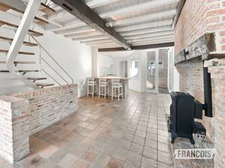 Deze woning is gelegen in de Rolweg, in het centrum van Brugge. Restaurants, cafés en winkels bevinden zich op wandelafstand. Ondanks de centrale ligging is de woning rustig gelegen en bevindt ze zich buiten de grootste toeristische drukte.<br /><br />De woning combineert een charmante afwerking met authentieke elementen. Bij het binnenkomen bevindt zich de lichtrijke leefruimte met open keuken. De keuken is voorzien van de nodige toestellen, waaronder een vaatwasser, ingebouwde koelkast, oven en gasfornuis.<br /><br />De badkamer beschikt over een regendouche, wastafel en toilet. Bij de renovatie werd aandacht besteed aan het behoud van de authentieke uitstraling van de woning. Op de verdieping is er één ruime slaapkamer. Achteraan bevindt zich een stadskoer. <br /><br />Een woning met een centrale ligging in Brugge, geschikt voor wie op zoek is naar een karaktervolle stadswoning met hedendaags comfort.<br /><br />Deze woning is ideaal voor een koppel, alleenstaande of als tweede verblijf.<br /><br />Ziet u zichzelf al in deze woning? Contacteer Giovanni op 0468 43 21 35 of giovanni@immofrancois.be<br /><br />