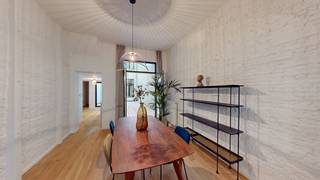 <p>Uitzonderlijk triplex-appartement ca. 138 m2 gelegen op wandelafstand van de Marnixplaats op het Zuid. <br /><br />Indeling: verdieping 0: leef- en woonruimte met open keuken voorzien van alle comfort. Aansluitend bergruimte met aansluiting voor wasmachine - en droogkast. Verder zeer ruim en zonnig terras. Nachthal met separaat toilet naar de eerste royale slaapkamer met ensuite badkamer voorzien van inloopdouche.<br />Verdieping 1: tweede royale slaapkamer met badkamer voorzien van ligbad en tweede toilet. <br />Verdieping 2: Derde slaapkamer, ideaal als bureau of ontspanningsruimte.<br /><br /><br />Het appartement is gelegen op toplocatie te Antwerpen Zuid, vlakbij de uitvalswegen en is tevens onderdeel van een kleinschalige project. Het volledige pand werd volledige vernieuwd de dato 2023 met behoud van authenthieke materialen en mooie parketvloeren. <br /><br />In de huurprijs is een kelderberging inbegrepen. <br /><br />De gemeenschappelijke kosten bedragen 80 euro per maand.<br /><br />Bijzonderheden; <br />- Wonen pal op het trendy Antwerpen Zuid<br />- Individuele verwarming op gas<br />- Zeer karaktervol door behoud van oude elementen</p>
<p><br /><br /></p>