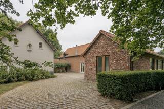 Gelegen op een discrete en private locatie in Nieuwkerke én met vlotte verbinding naar Poperinge, Ieper, Kortrijk of Rijsel, biedt dit...