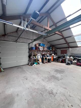 Prachtige gerenoveerde woning met ruim magazijn van 150 m² op rustige landelijke ligging<br />Deze alleenstaande woning werd in 2021 volledig gerenoveerd en is afgewerkt met kwalitatieve, hoogwaardige materialen. De woning verkeert in uitstekende staat van onderhoud en is volledig instapklaar.<br />Bij de renovatie werd werkelijk aan alles gedacht: de woning werd volledig behangen en geschilderd en is voorzien van verlichting, gordijnen en vliegenramen.<br /><br />Verder beschikt de eigendom over een ruime oprit met poort en een ruime koer, waardoor er bijzonder veel manoeuvreerruimte is. Achteraan bevindt zich een gazon en het volledige terrein is volledig omheind.<br />De woning omvat:<br /><br />een ingerichte keuken;<br />een lichtrijke en aangename leefruimte;<br />4 slaapkamers, waarvan één op het gelijkvloers;<br />1 badkamer;<br />maar liefst 3 toiletten.<br /><br />Een absolute troef is het ruime magazijn van maar liefst 150 m² ( 10 op 15 m ), gelegen achter de woning. Aan de voorzijde bevinden zich een ruime wasplaats/berging en een garage met automatische poort, geschikt voor één wagen.<br />Het magazijn biedt tal van mogelijkheden en is ideaal voor wie nood heeft aan extra opslagruimte, een hobbyruimte, atelier of werkplaats.<br /><br />Kortom: een uitstekend onderhouden, volledig gerenoveerde woning met bijzonder veel bergruimte en mogelijkheden dankzij het ruime magazijn.<br /><br />De eigendom geniet bovendien van een mooie, rustige en landelijke ligging, terwijl u toch beschikt over een bijzonder praktische en ruime buitenomgeving.<br /><br />Beschikbaar vanaf 1 januari 2027.