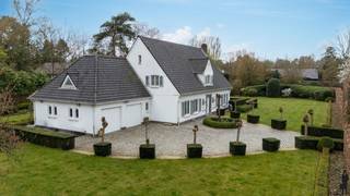 Klassieke villa met zwembad op ruim hoekperceel van ca. 3.150 m² met topligging te SchildeOp een prachtig en zonnig hoekperceel van ca. 3.150 m²...