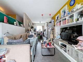 Deze ruime eengezinswoning werd omgebouwd tot vijf afzonderlijke studio’s. Hoewel de verbouwing niet vergund is, biedt dit pand tal van mogelijkheden voor wie op zoek is naar een interessante investering of een project met potentieel.<br /><br />Elke studio is functioneel ingedeeld, voorzien van een eigen keuken en badkamer, en beschikt over een gunstig EPC-label. <br /><br />De Trekweg is een rustige straat met een vlotte verbinding naar Gent-centrum — in minder dan 15 minuten fiets je naar het hart van de stad. Ook openbaar vervoer en winkels bevinden zich in de nabije omgeving.<br /><br />Een unieke kans voor investeerders of handige kopers die op zoek zijn naar een pand met rendementspotentieel op een toplocatie aan het water!<br /><br />Is dit iets voor u? Vraag dan hier uw afspraak aan.<br /><br />Indien meerdere keren de vraagprijs wordt geboden, behoudt de eigenaar zich het recht om eventueel onder gesloten enveloppe te laten bieden door degenen die de vraagprijs boden.