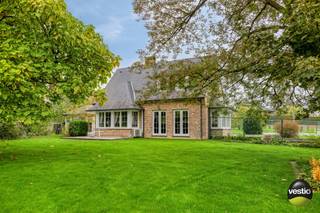 Tijdloze, ruime villa op een rustige landelijke locatie  - Kellensstraat 3 – Henis (Tongeren)Ontdek deze ruime en tijdloze villa, prachtig gelegen in...