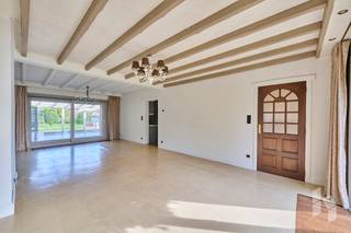 Ruime woning (226 m²) met 4 slaapkamers, 2 badkamers en een mooie veranda gelegen op een perceel van 1095 m² nabij het centrum van Lommel.<br />Er is ook een volledige kelder aanwezig die bereikbaar is van buitenaf. <br /><br /><strong>INDELING:</strong><br /><strong>Gelijkvloers: </strong>inkomhal, woonkamer, keuken, 2 slaapkamers, 2 badkamers met toilet, achterinkom, toilet, veranda<br /><strong>Eerste verdieping: </strong>2 slaapkamers, bergruimte <br /><br /><strong>BIJZONDERHEDEN:</strong><br />- Toplocatie;<br />- GEEN renovatieplicht;<br />- levensloopbestending;<br />- volledige kelder.