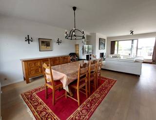<strong>Lichtrijk 2 slaapkamer dakappartement met zonnige terrassen (48m² en 6m²) gelegen in het centrum van Hove. Nabij winkels, openbaar vervoer, het station van Hove, </strong><span><span><strong>Butcher's Store Hove en leuke trendy restaurants.<br /></strong><br /><strong>U geniet van een prachtig terras van ca. 4 meter op 12 meter. aan de voorkant en een ander van ca. 1 meter op 6 meter aan de achterkant!</strong><br /><br /><strong>INDELING:</strong><br />INKOMHAL met veel ingemaakte kasten en berging.<br />Lichtrijke LEEFRUIMTE met openhaard op parket welke toegang geeft tot het zonnige TERRAS ca. 12m x 4m vooraan op bankirai en een tweede TERRAS ca. 6m65 op 1m achteraan.<br />De ingerichte KEUKEN ca. 2,3m x 3m1 voorzien van opbergkasten, een inductie kookplaat, een dampkap, een koelkast, een vaatwasmachine en een spoelbak.<br />De nachthal geeft u toegang tot de twee slaapkamers achteraan;<br />SLAAPKAMER 1 ca. 3m x 4m<br />SLAAPKAMER 2 ca. 3,27m x 3,10m<br />Ingerichte BADKAMER voorzien van een inloopdouche, een dubbele lavabo in een meubel en aansluitingen voor wasmachine en droogkast.<br />Apart toilet met handenwasser.<br /><br /><strong>BIJZONDERHEDEN:</strong><br />* Gelegen in het centrum van Hove<br />* De lift gaat tot de derde verdieping en er is een stoellift aanwezig tot de vierde verdieping<br />* Gevelbreedte ca. 12m<br />* Individuele nustvoorzieningen voor gas en elektriciteit<br />* Renovatie : dubbele beglazing, videofoon, draai- en kipramen, vliegenramen aanwezig, conforme keuring, asbestvrij, nieuwe ketel, douchekamer en keuken vernieuwd<br />* Goede EPC: 172kWh/m²<br />* Kelder inclusief<br />* Mogelijkheid om een parking te huren in de directe nabijheid<br />* Gemeenschappelijke kosten per maand : €90.</span></span>