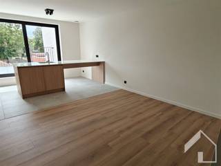 <p>Welkom bij dit modern appartement in Broechem! Dit aantrekkelijke woonproject biedt een perfect evenwicht tussen hedendaags comfort en praktische indeling.<br />Het appartement beschikt over 55 vierkante meter woonoppervlak bestaande uit:<br />- woonkamer met open keuken<br />- 1 slaapkamer<br />- badkamer<br />- apart toilet<br />- berging<br />- auto staanplaats<br />- gemeenschappelijke fietsenberging <br />- ruim terras<br />Algemene kosten: €50/m (voor elektriciteit gemeenschappelijke delen - onderhoud tuin gemeenschappelijk - ruime septische put...)<br />Bezichtiging uitsluitend op afspraak.</p>