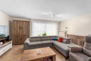 Aan het ziekenhuis van Blankenberge, in een rustige straat met veel parkeermogelijkheden voor de deur, bevindt zich dit bijzonder ruime gelijkvloerse appartement. Dankzij de gunstige ligging geniet u van alle voorzieningen binnen handbereik.
Via de inkomhal betreedt u de lichtrijke leefruimte, waar grote raampartijen zorgen voor een open en aangenaam ruimtegevoel. Vooraan beschikt het appartement bovendien over een voortuintje. Aansluitend vindt u de volledig uitgeruste keuken met naastgelegen berging, ideaal voor extra voorraad en praktische opslag.
De nachthal geeft toegang tot een apart gastentoilet, een badkamer met douche in ligbad en een veelzijdige extra ruimte die perfect dienst kan doen als bureau of dressing. Achteraan bevinden zich twee volwaardige slaapkamers die rechtstreeks uitkijken op en toegang geven tot de grote zonnige tuin.
Als extra troeven beschikt het appartement over een private kelderberging en een gemeenschappelijke fietsenberging. De combinatie van de royale bewoonbare oppervlakte, de zonnige tuin, de rustige ligging maakt dit appartement een unieke opportuniteit voor wie comfortabel en gelijkvloers wil wonen aan de kust.
👉 Plan nu je bezoek via jens@keyimmo.be of 0496 41 55 77 en ontdek deze kans in Blankenberge