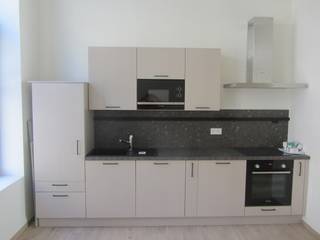 Dit duplex appartement bevindt zich op het gelijkvloers + de 1e verdieping in een kleinschalig gebouw met slechts 4 woonentiteiten. Het gaat om een totaalvernieuwbouw van het voormalige gebouw "drukkerij De Haes" gelegen in een rustige verbindingsstraat (autoluw) tussen de IJzerenleen en Bruul, pal in het centrum van Mechelen.<br />Dit 2-SLK appartement heeft een bewoonbare oppervlakte van 80m² en is praktisch ingedeeld.<br />Indeling GLVL: inkomhal, leefruimte, volledig ingerichte open keuken, verhard terras (8m²), privé-tuin (16m²).<br />Het gelijkvloers heeft een "herenhuis" gevoel dankzij een vrije plafondhoogte van maar liefst 3,65m.<br />Indeling 1e verdieping: nachthal, berging/wasplaats, badkamer met lavabomeubel en inloopdouche, toilet, 2 slaapkamers.<br />EPB voorberekening: energielabel A<br />E-Peil: E64<br />Geen huisdieren, geen rokers.<br />Beschikbaar vanaf 01/12/2025.<br />Huurprijs: 1210€/maand - GEEN MAANDELIJKSE GEMEENSCHAPPELIJKE KOSTEN!<br />Huurwaarborg: 3 maanden.<br />Voor meer info en/of een bezoek ter plaatse kan u contact opnemen met Anne Raets (0471/57 12 13) of info@buro14.be.