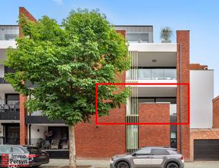 Dit nieuwbouwappartement is op zoek naar de eerste bewoners. Het bevindt zich op de eerste verdieping van een modern gebouw en biedt een perfecte combinatie van luxe, ruimte en duurzaamheid. Het gebouw is voorzien van een lift, waardoor het appartement voor iedereen vlot toegankelijk is.<br /><br />Het appartement is gelegen in het centrum van Scherpenheuvel waar de wekelijkse markt plaatsvindt en beschikt over een overdekt en ruim terras, ideaal voor ontspannen momenten.<br /><br />Het gebouw voldoet aan de laatste energienormen, wat zorgt voor lage energiekosten.<br /><br /><u><strong>Indeling: </strong></u><br /><u><strong>1ste verdieping: </strong></u>inkomhal, berging, 2 slaapkamers, leefruimte met open keuken en toegang tot het overdekte terras, apart toilet, badkamer met inloopdouche<br /><u><strong>Kelder: </strong></u>autostaanplaats en kelderberging<br /><br />Het appartement is onmiddellijk beschikbaar.<br />Maandelijkse gemeenschappelijke kosten bedragen € 85,00.<br /><br />Is jouw interesse gewekt? Neem dan vandaag nog contact op met ons via verhuur@immopersyn.be of 013 444 008.